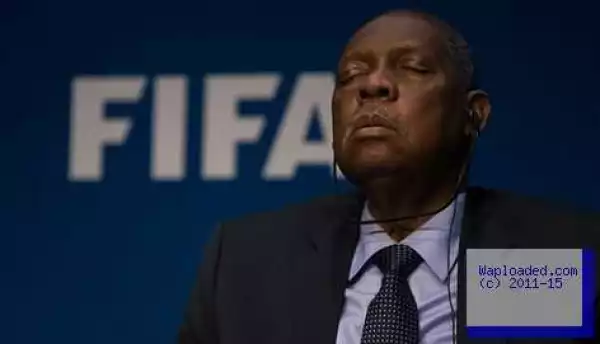 On His First News Conference As Interim FIFA President, Issa Hayatou Was Caught Sleeping